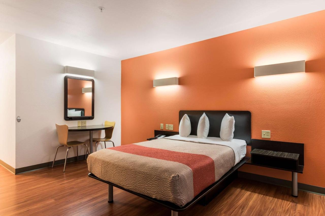 6 Barre Arena Hotel