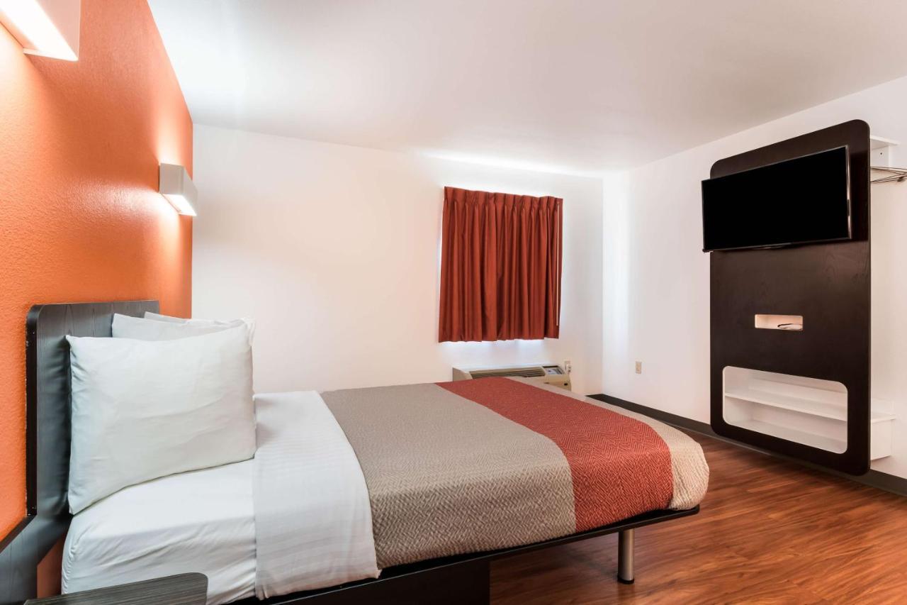 Hotel 6 Barre Arena 2*