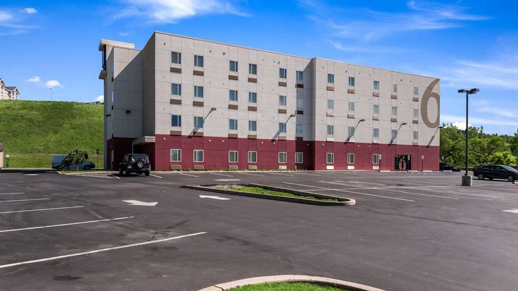 Hotel 6 Barre Arena 4*