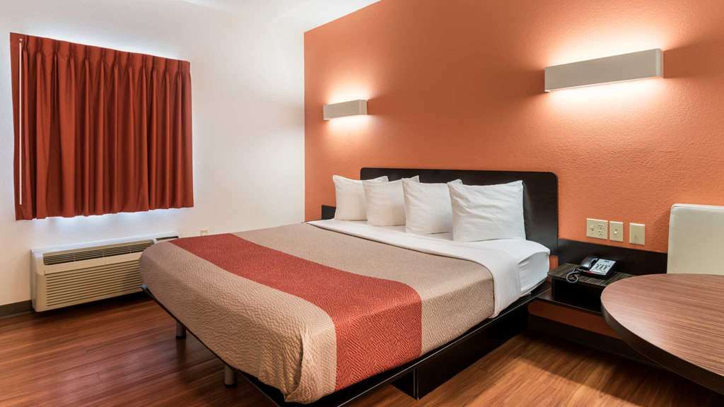 Hotel 6 Barre Arena 4*